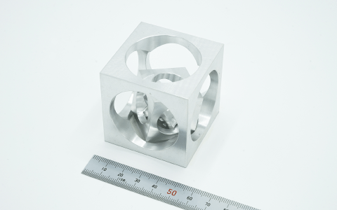 取り出せないキューブ　／　材質：アルミ