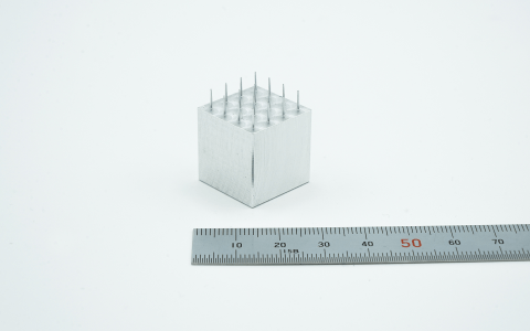 ピン幅0.5mm　長さ5mm　／　エンドミル加工　／　材質：アルミ