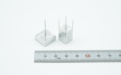 ４本ピン幅0.5mm　長さ10mm　／1本ピン幅1mm　長さ20mm　／　エンドミル加工　／　材質：アルミ