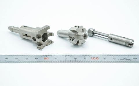 サンプル製品<br>旋削加工　／　マシニング加工　／　熱処理　／　研削加工　／　ワイヤー加工　／　材質：SKS材