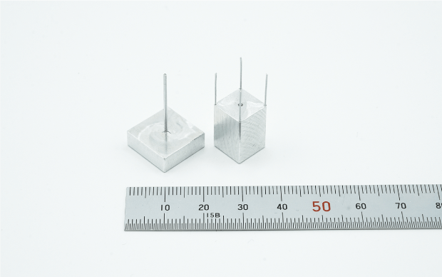 ４本ピン幅0.5mm　長さ10mm　／1本ピン幅1mm　長さ20mm　／　エンドミル加工　／　材質：アルミ