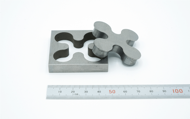 エンドミル加工　／　ワイヤー加工　／　平面研削　／　材質：S45C