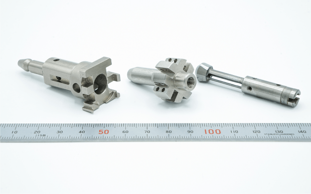 サンプル製品<br>旋削加工　／　マシニング加工　／　熱処理　／　研削加工　／　ワイヤー加工　／　材質：SKS材